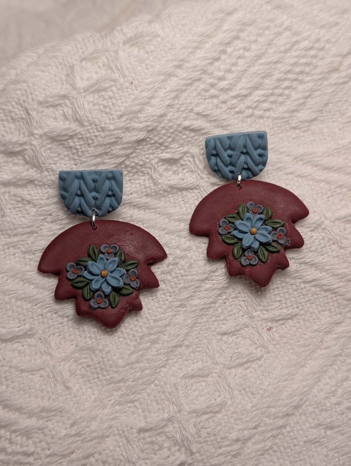 Aretes Abanico Festoneado Vino & Flor Celeste