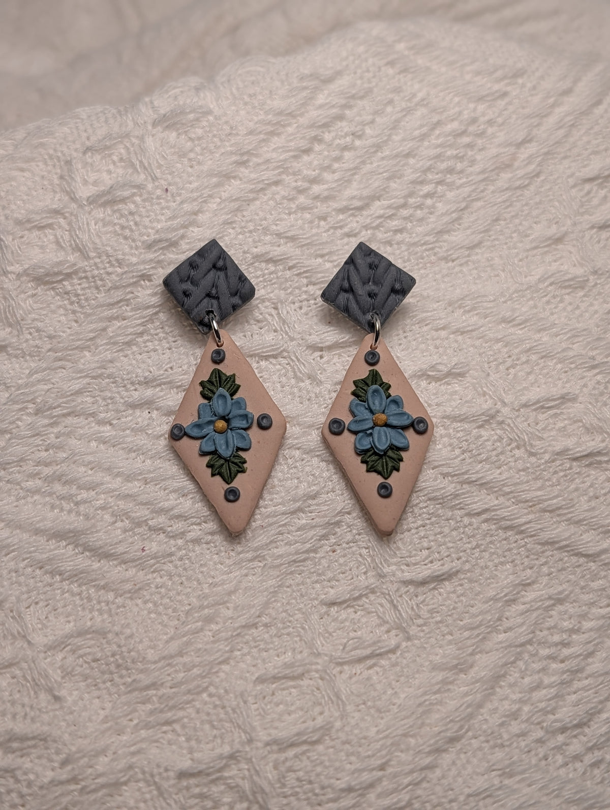 Pendientes Diamante Flor Silvestre en Arcilla Polimérica