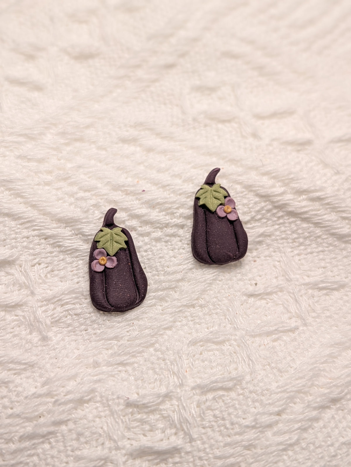 Aretes Broquel Calabaza Alargada Ciruela & Flor Malva